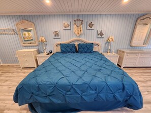 5 bedrooms, desk, iron/ironing board, travel crib