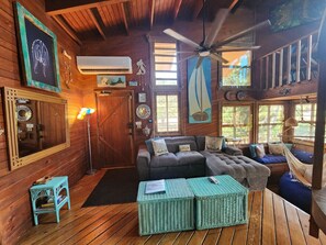 TV connectée, livres, chaîne hi-fi