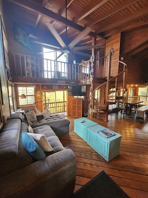 TV connectée, livres, chaîne hi-fi