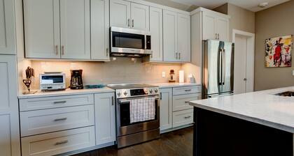 Shelley's Asheville Getaway: Luxurious downtown Asheville condo, close to everything!