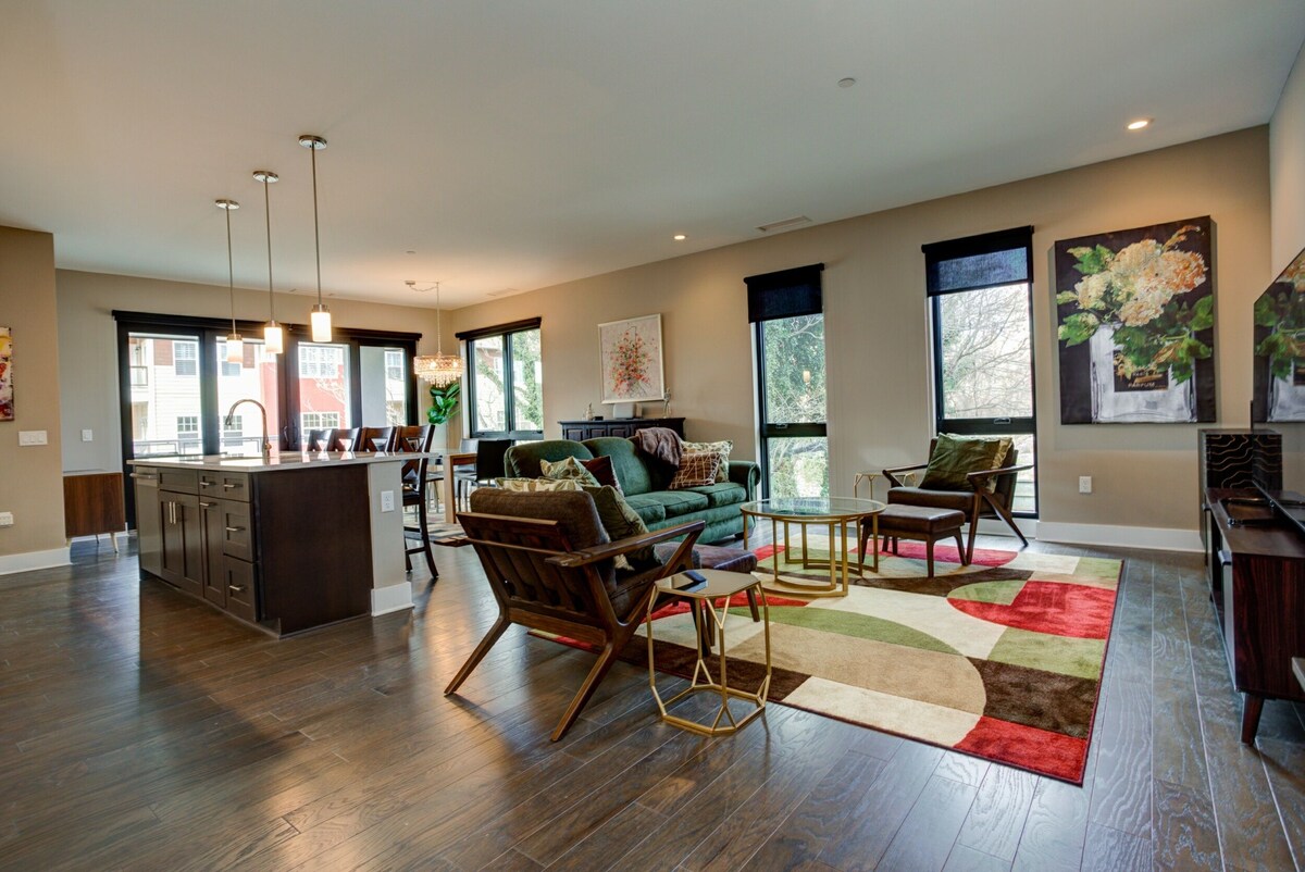 Shelley's Asheville Getaway: Luxurious downtown Asheville condo, close to everything!