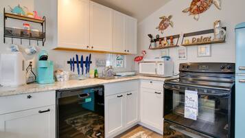 Fridge, microwave, stovetop, dishwasher