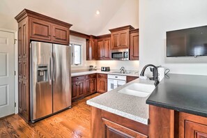 Fridge, microwave, stovetop, dishwasher - Relax Poolside! Family Getaway in Nashville Area (Pegram)