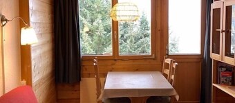 Outside : Living on the 3rd floor of an apartment house, in Chandolin, for 2-4 persons, balcony with