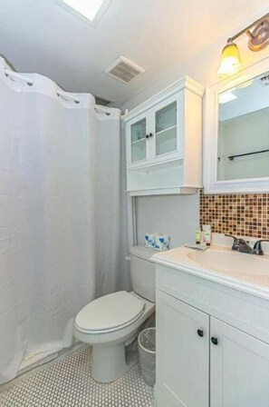 Combined shower/bathtub, hair dryer, towels, soap