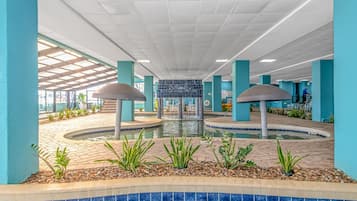 Innendørsbasseng og et oppvarmet basseng