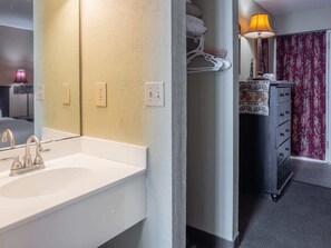 Combined shower/bathtub, hair dryer, towels, shampoo - Sand Dunes 2626 (Myrtle Beach)