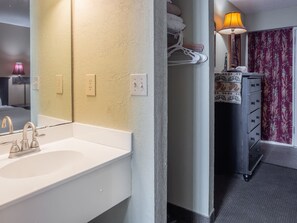 Suihkun ja ammeen yhdistelmä, hiustenkuivaaja, pyyhkeet, saippua