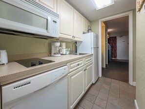 Jääkaappi, mikroaaltouuni, liesi, astianpesukone