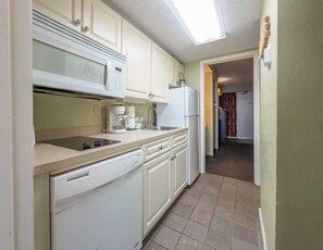 Fridge, microwave, stovetop, dishwasher - Sand Dunes 2626 (Myrtle Beach)