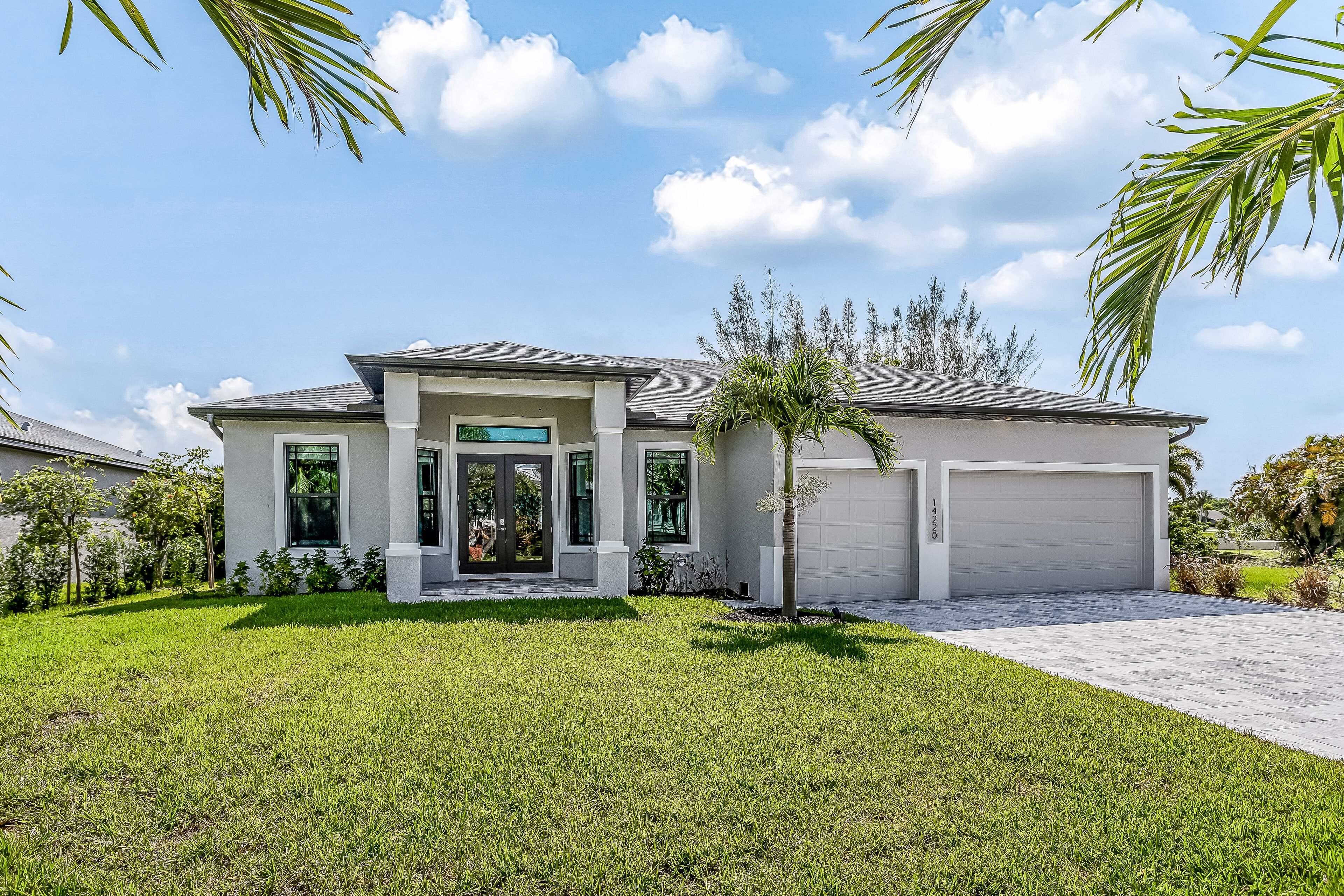 Sophisticated home with private pool & fast WiFi - walk & ferry to attractions