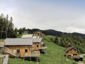 Cielo, Nube, Planta, Edificio, Ecorregión, Naturaleza, Paisaje Natural, Árbol, Casa, Montaña