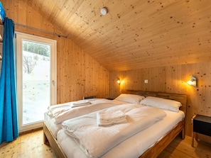 4 bedrooms, travel cot, free WiFi