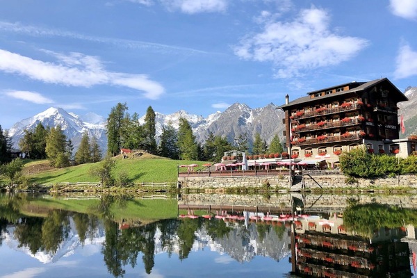 Wasser, Wolke, Himmel, Pflanze, Eigentum, Berg, Gebäude, Natur, Baum, Natürliche Landschaft
