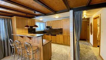 Mikrowelle, Ofen, Geschirrspüler, Hochstuhl