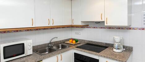 Countertop, Cabinetry, Eigentum, Küchengerät, Herd, Cooktop, Haushaltsgerät, Küche, Gasherd, Sinken