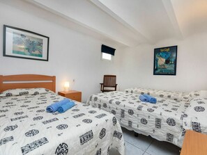 3 habitaciones, tabla de planchar con plancha y cuna de viaje 