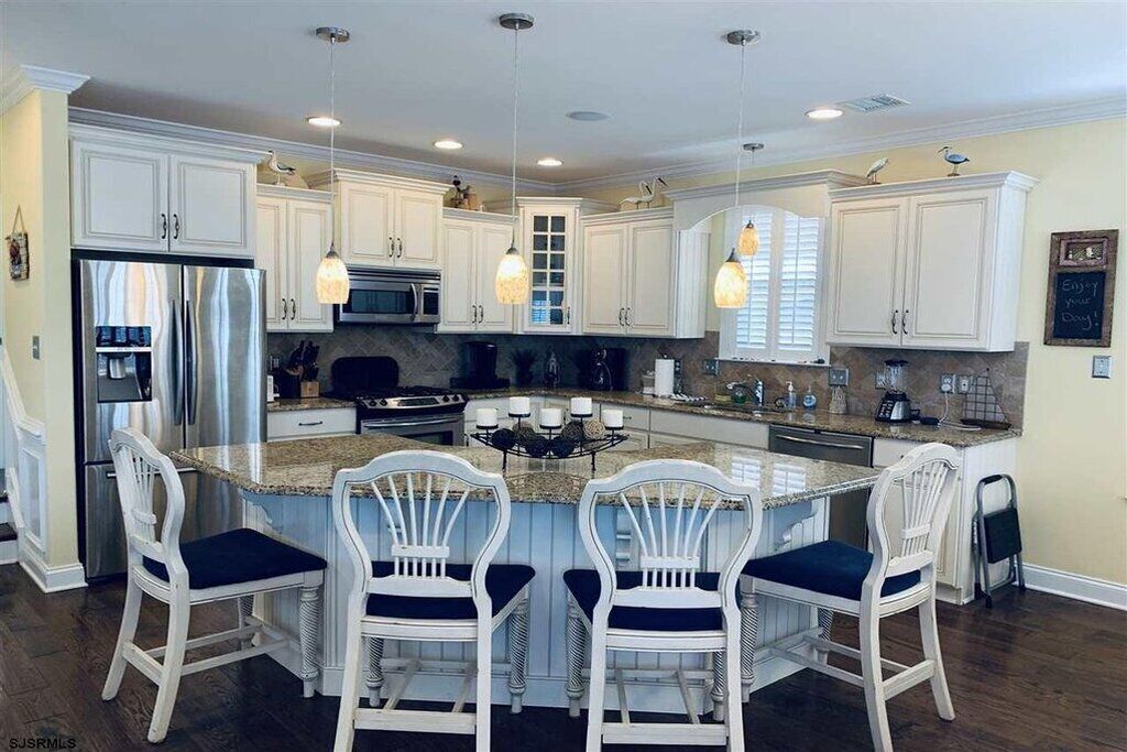 Like New Luxurious North End Cottage Beach Block