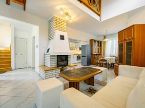 TV, fireplace - Stunning private villa for 6 guests with WIFI, A/C, TV, terrace and pets allowed (Fonyód)