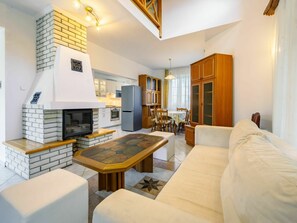 TV, fireplace - Stunning private villa for 6 guests with WIFI, A/C, TV, terrace and pets allowed (Fonyód)