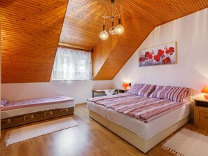 4 bedrooms, travel cot, free WiFi, bed sheets - Wonderful villa for 9 guests with WIFI, A/C, TV and terrace (Marcali)