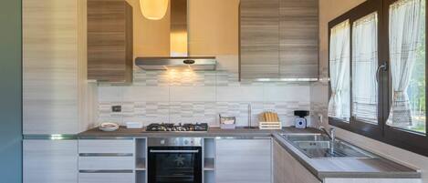 Micro-ondes, four, lave-vaisselle, chaise haute