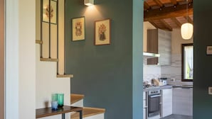A staircase leading to a kitchen with modern appliances and a dining area. - Wonderful private villa for 4 guests with pool, WIFI, TV and pets allowed (Terranuova Bracciolini)
