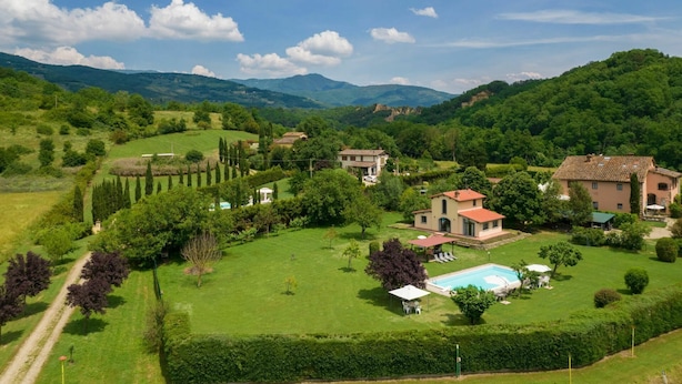A rural landscape with a large house surrounded by lush greenery and a swimming pool. - Wonderful private villa for 4 guests with pool, WIFI, TV and pets allowed (Terranuova Bracciolini)