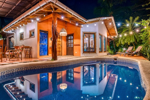 Tropical Oasis, Steps From Beach, Cafés, Shops. Private Pool. Walk Everywhere.