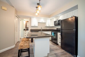 Private kitchen - Stylishly Remodeled Penthouse @ Maui Banyan! (Kihei)