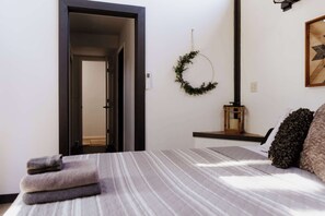 6 makuuhuonetta, työpöytä, Wi-Fi, vuodevaatteet