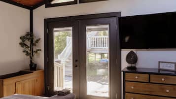 6 bedrooms, desk, WiFi, bed sheets