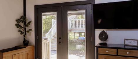 6 bedrooms, desk, WiFi, bed sheets