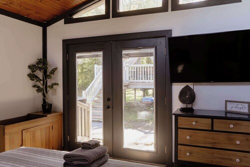 Bluffview on the River with a hot tub, sauna, pool table, and more!