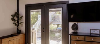 Bluffview on the River with a hot tub, sauna, pool table, and more!