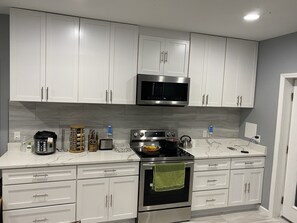 Refrigerador, microondas, horno y parrilla de estufa 