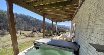 Shenandoah Serenity - Luxurious Mountain Cabin - Swimming Pool, Spa, Jacuzzi!