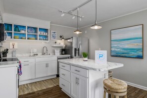 Kylskåp, mikrovågsugn, ugn och spishäll