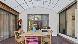 Family Cabin | In-room dining - KOZYGURU Belrose Cosy 2 Bed Holiday Home (Belrose)