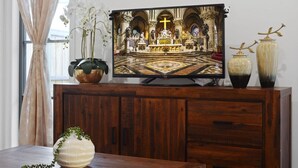 Family Cabin | Television - KOZYGURU Belrose Cosy 2 Bed Holiday Home (Belrose)