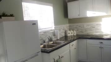 冰箱、微波炉、烤箱、炉灶