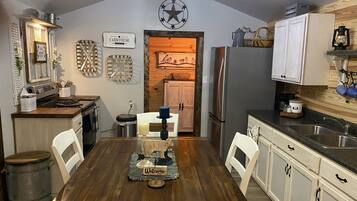 Réfrigérateur, four à micro-ondes, un four, surface de cuisson