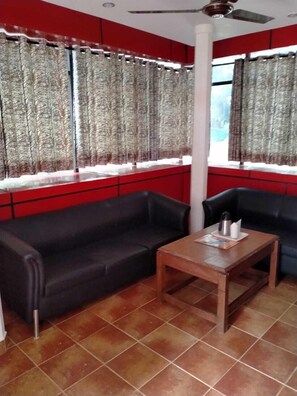 Lobby sitting area - Ravine  inn (Dharamshala)