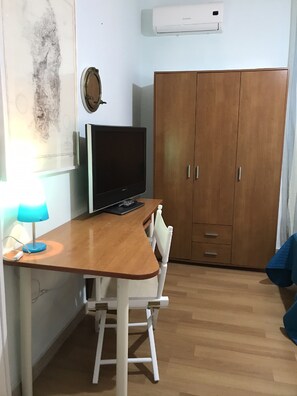 4 Schlafzimmer, Schreibtisch, Bügeleisen/Bügelbrett