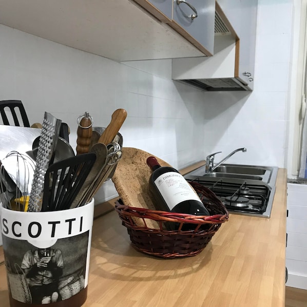 Kühlschrank, Mikrowelle, Herdplatte, Wasserkocher mit Kaffee-/Teezubehör