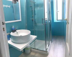 Produtos de toalete grátis, secador de cabelo, toalhas de banho 