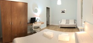 4 camere, una scrivania, ferro/asse da stiro