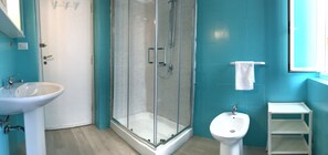 Set di cortesia gratuito, asciugacapelli, asciugamani