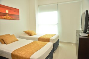 Apartamento, 3 habitaciones, accesible para personas con discapacidad, balcón | 3 dormitorios, tabla de planchar con plancha, ropa de cama