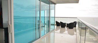 Modern 3 Bedroom Apartment With Sea-beach View